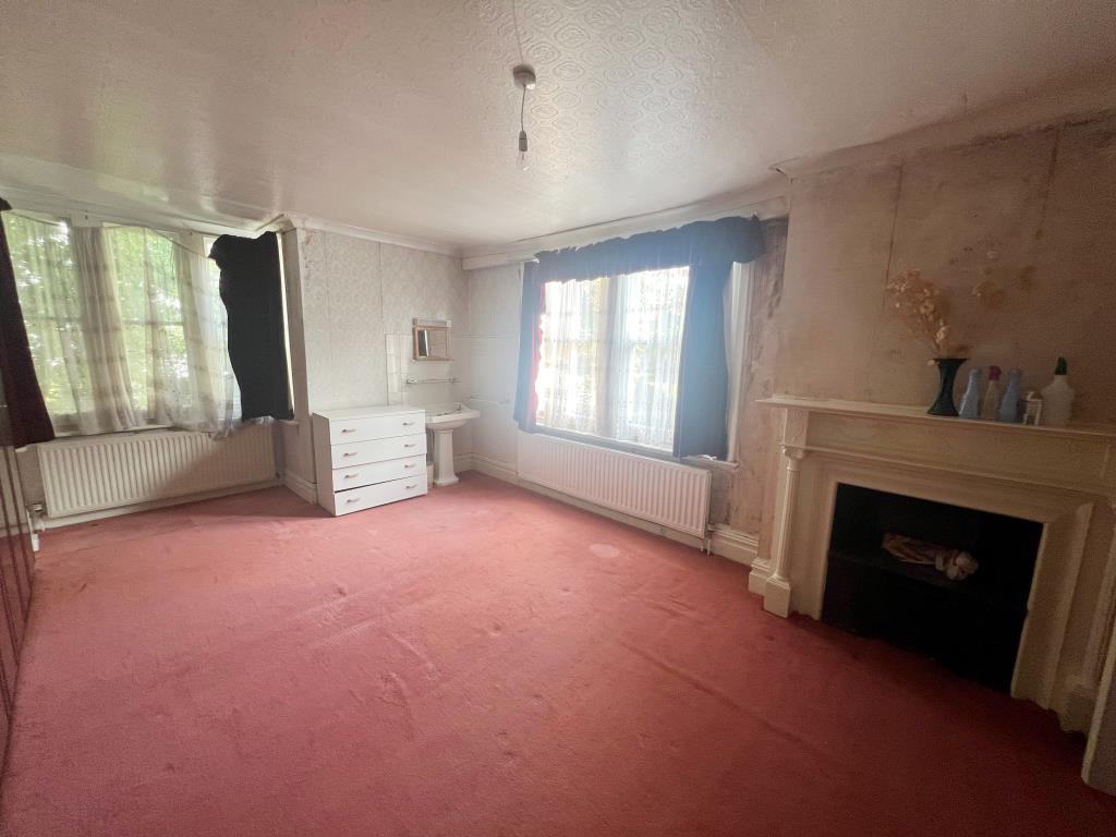 Lot: 29 - DETACHED HOUSE WITH ROOF TERRACE AND GARDEN IN CENTRAL SOUTHSEA - Main bedroom with open fireplace